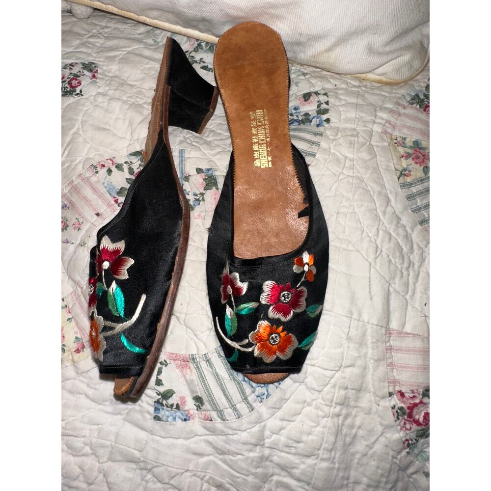 VINTAGE 1930's SHEUNG CHUK CHAI FLORAL EMBROIDERED SILK MULES/SLIDES 2" HEEL